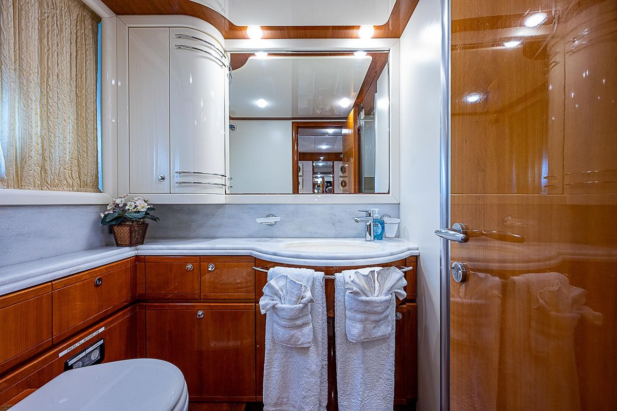 2006 Ferretti Yachts 83 