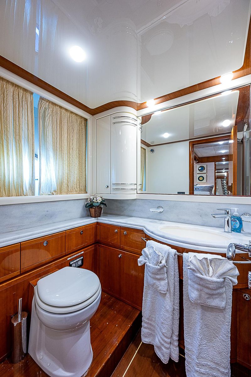 2006 Ferretti Yachts 83 
