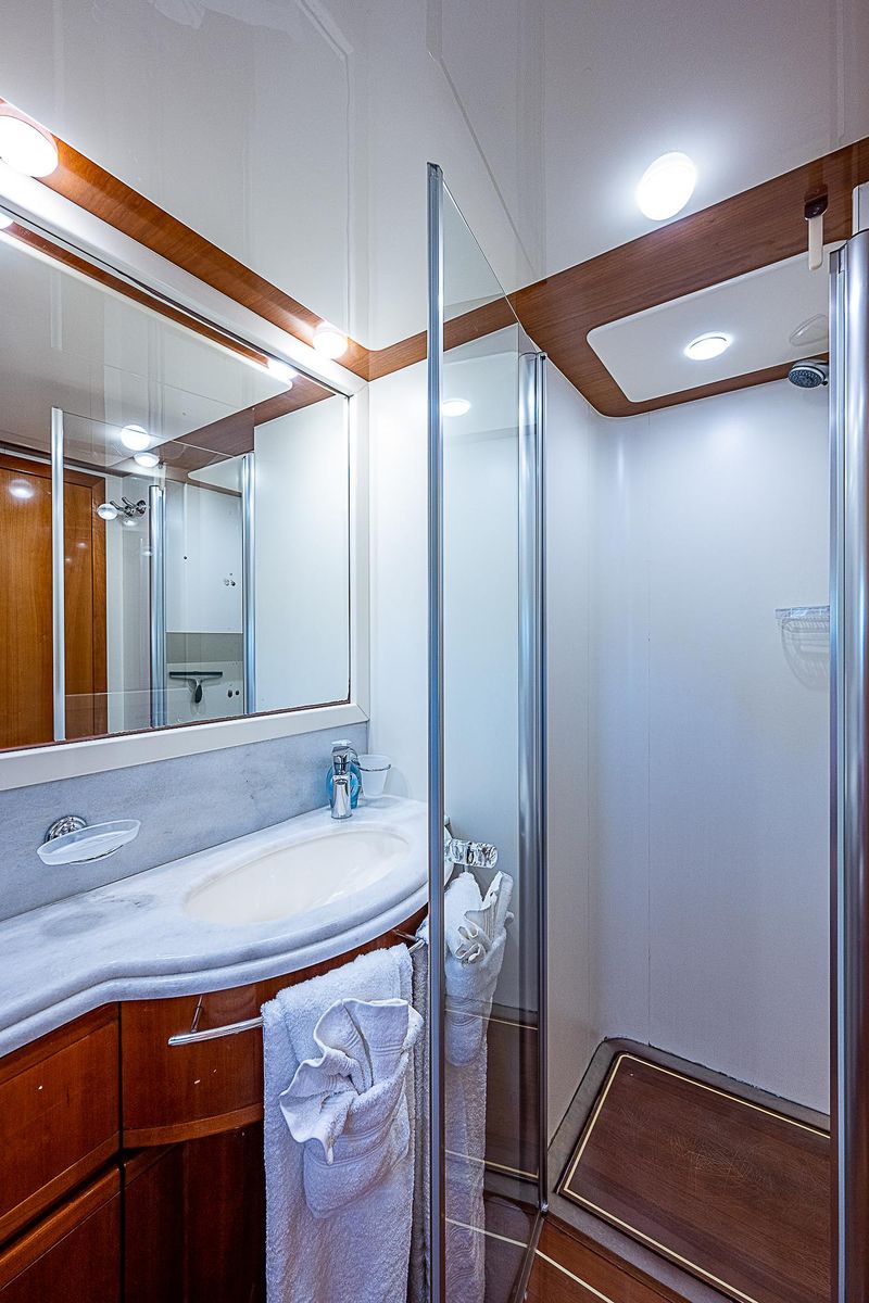 2006 Ferretti Yachts 83 