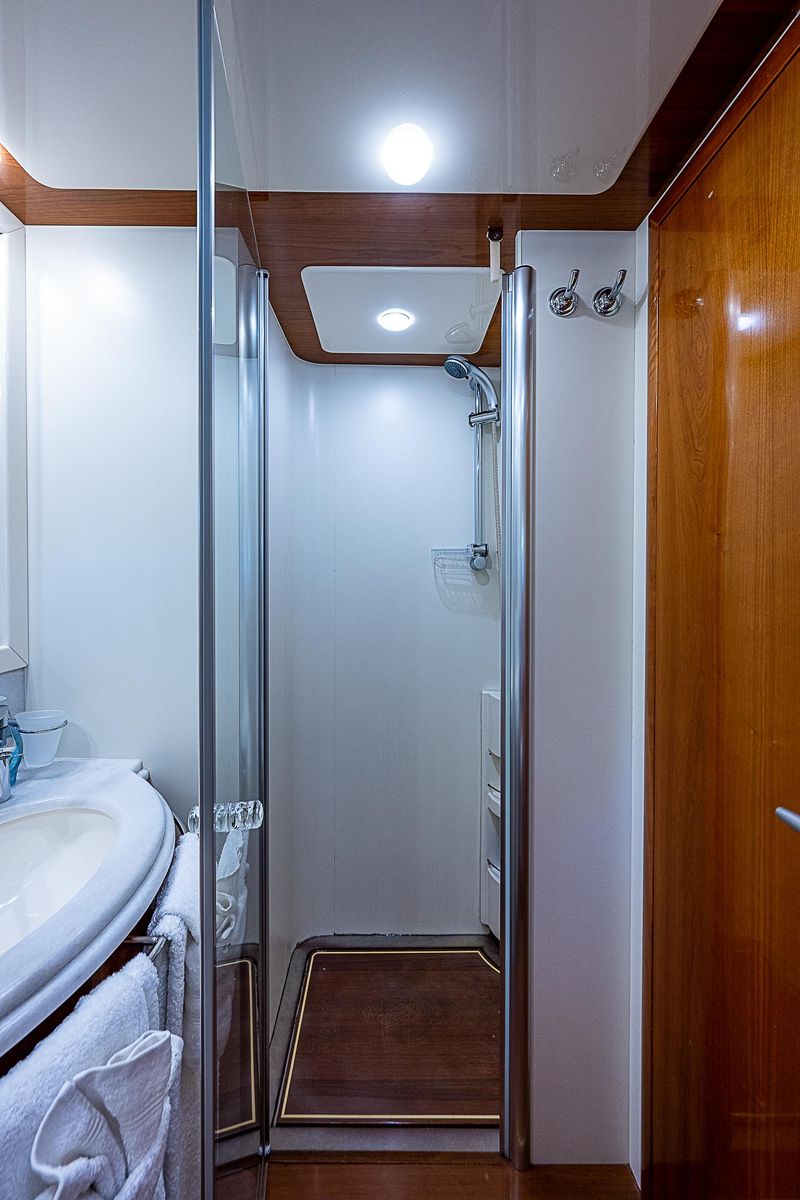2006 Ferretti Yachts 83 