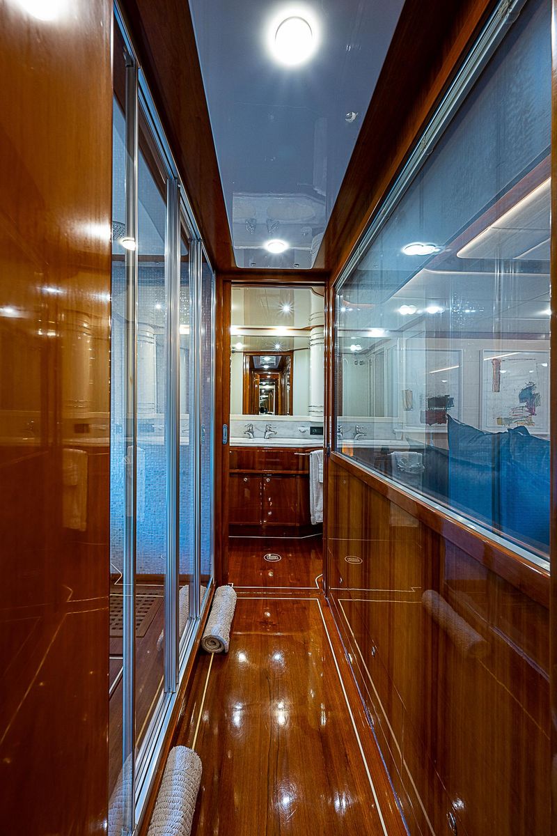 2006 Ferretti Yachts 83 
