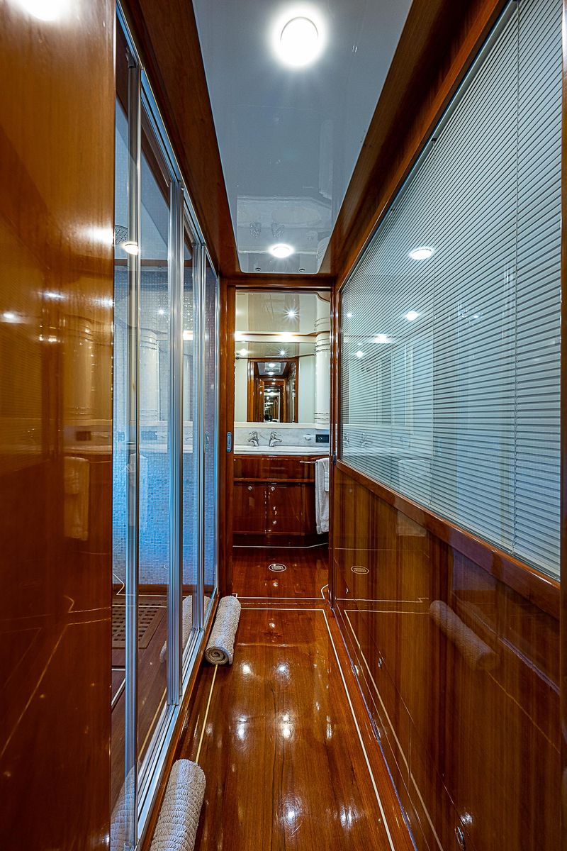 2006 Ferretti Yachts 83 