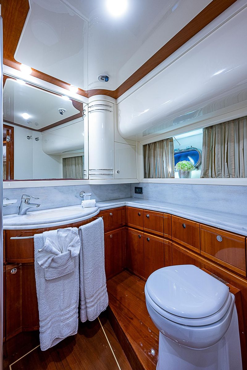 2006 Ferretti Yachts 83 