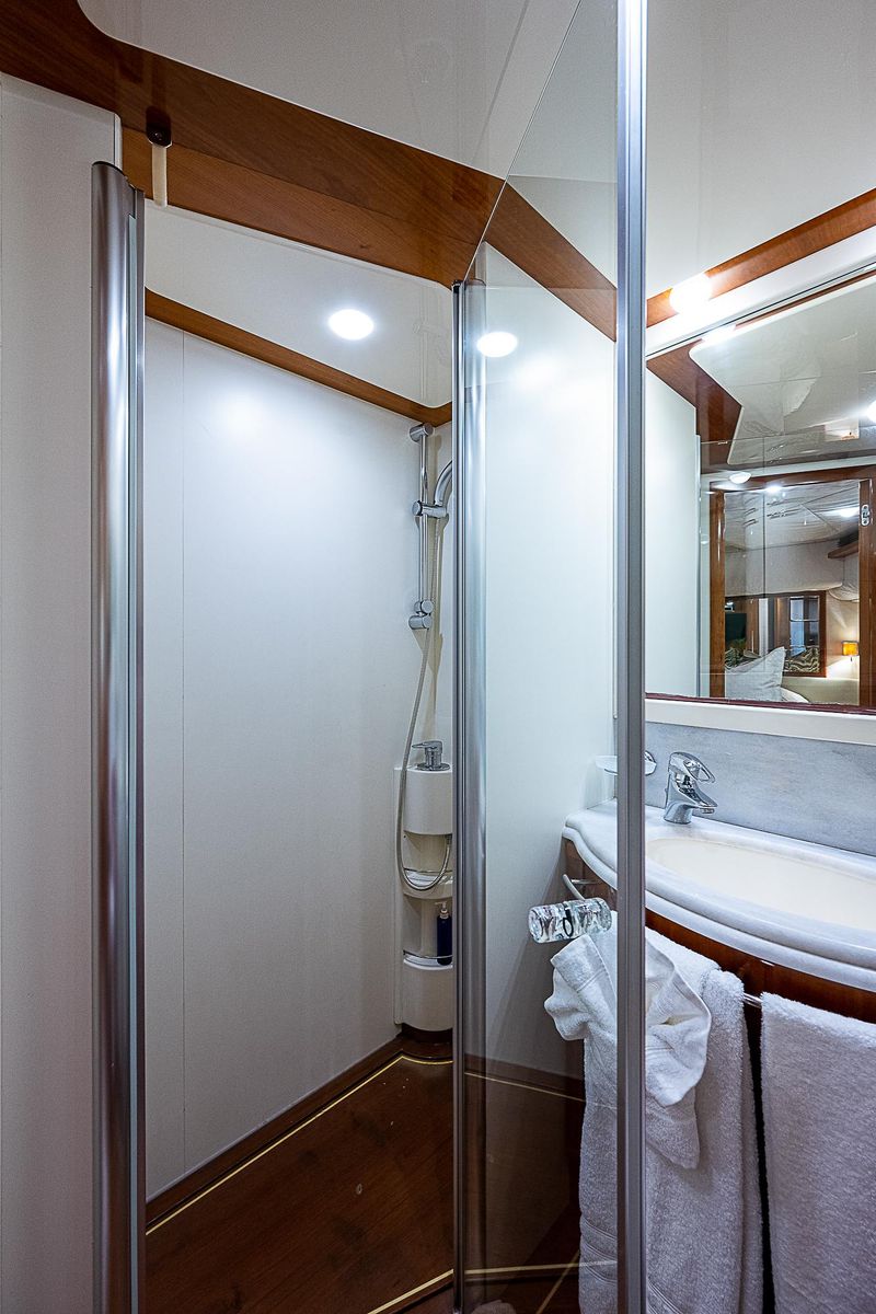 2006 Ferretti Yachts 83 