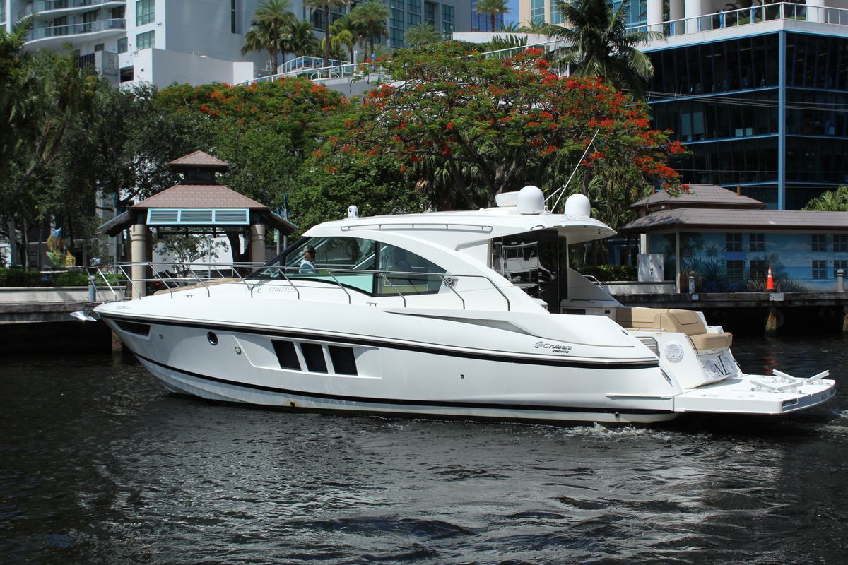 2014 Cruisers Yachts 45 