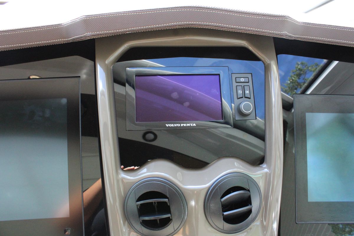 2014 Cruisers Yachts 45 