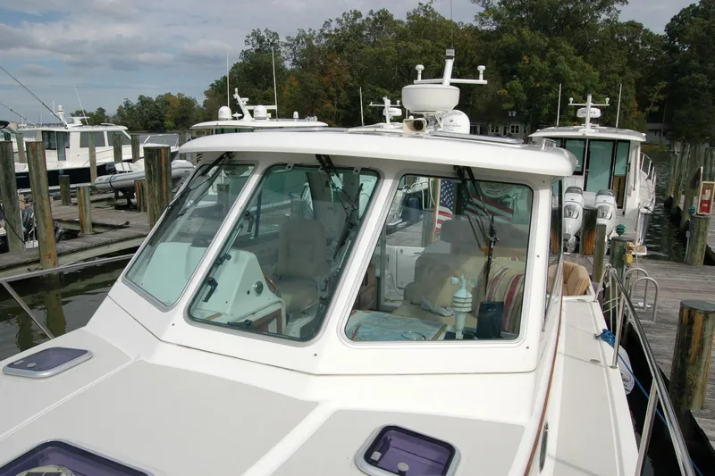 Au Lapin Agile Yacht Photos Pics 2014 Back Cove 34 boat docked at marina, featuring spacious cabin and modern design.