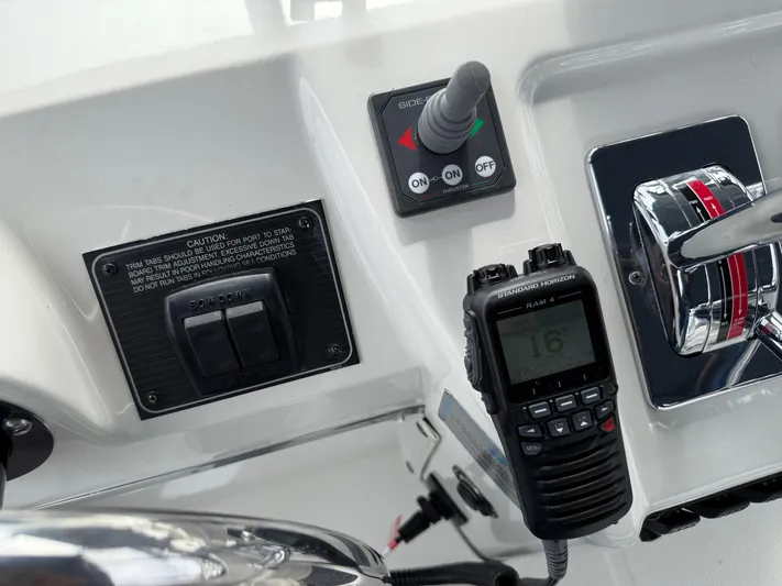  Yacht Photos Pics 2001 Bayliner 3988 Command Bridge Motoryacht control panel with radio and throttle.