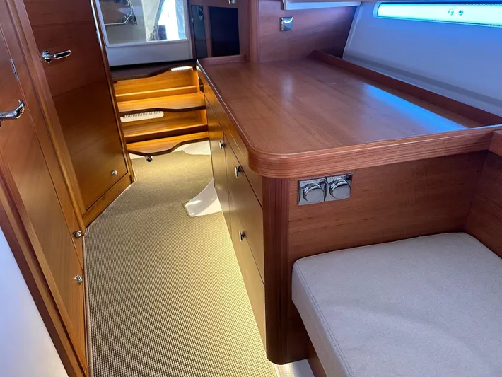 Dog House Yacht Photos Pics V-Berth Looking Aft