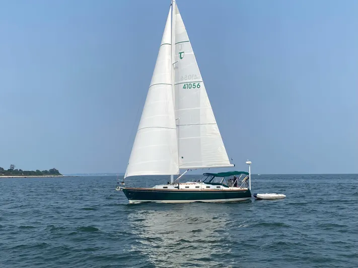  Yacht Photos Pics Sailing yacht Tartan 4100, 2001 model, cruising on open water.