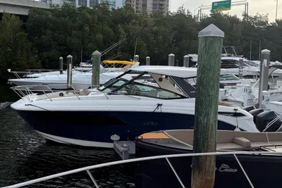 Sea Ray Sundancer 320 Coupe Outboard