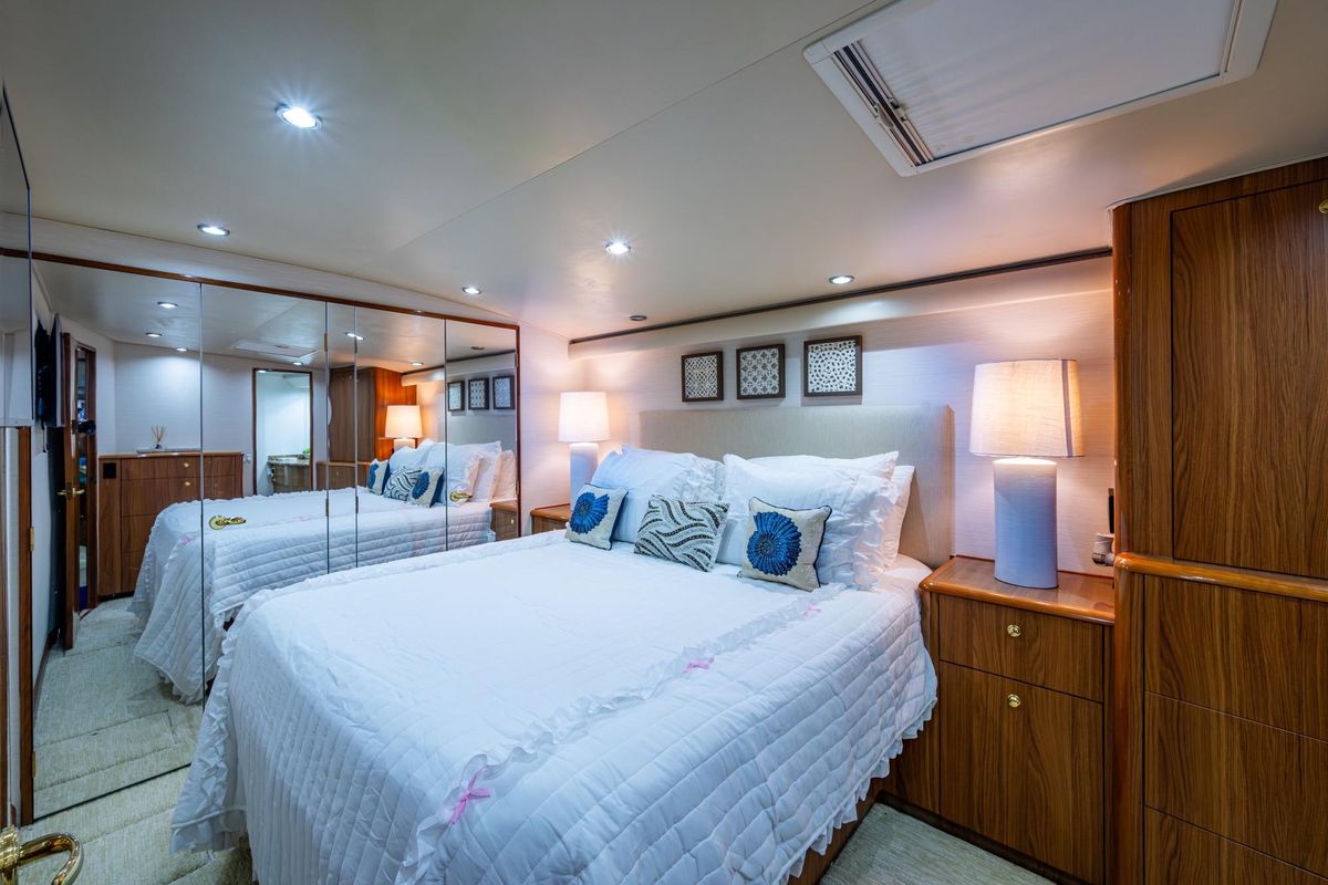 2005 Viking 61 