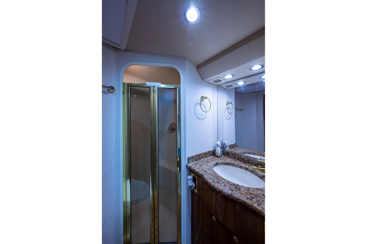 2005 Viking 61 