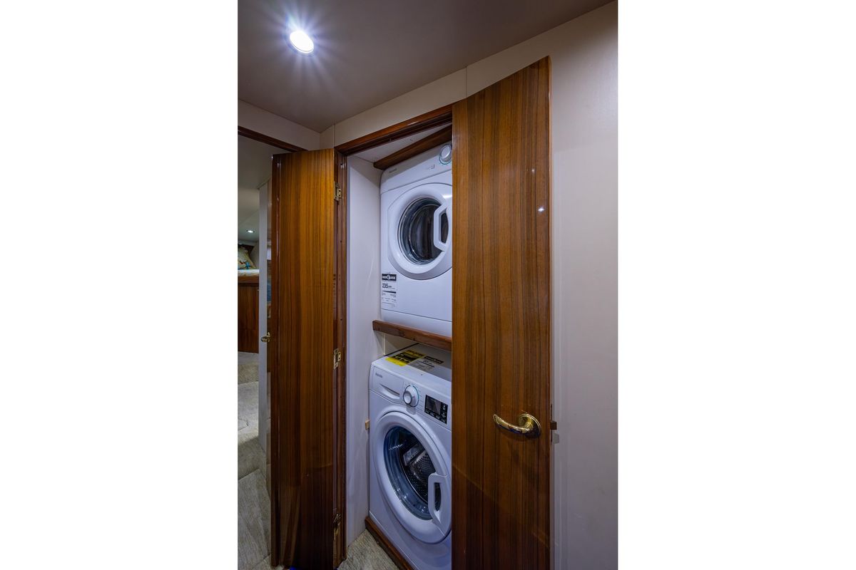 2005 Viking 61 
