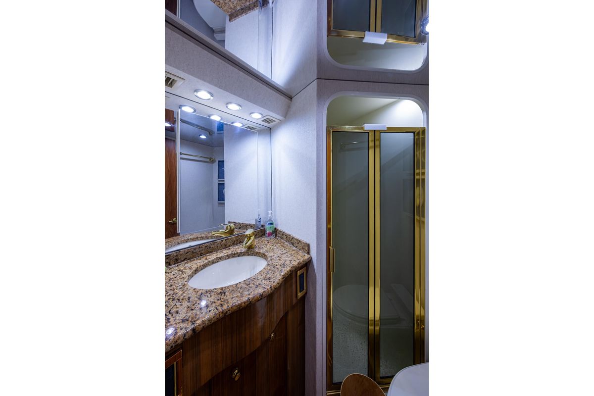 2005 Viking 61 