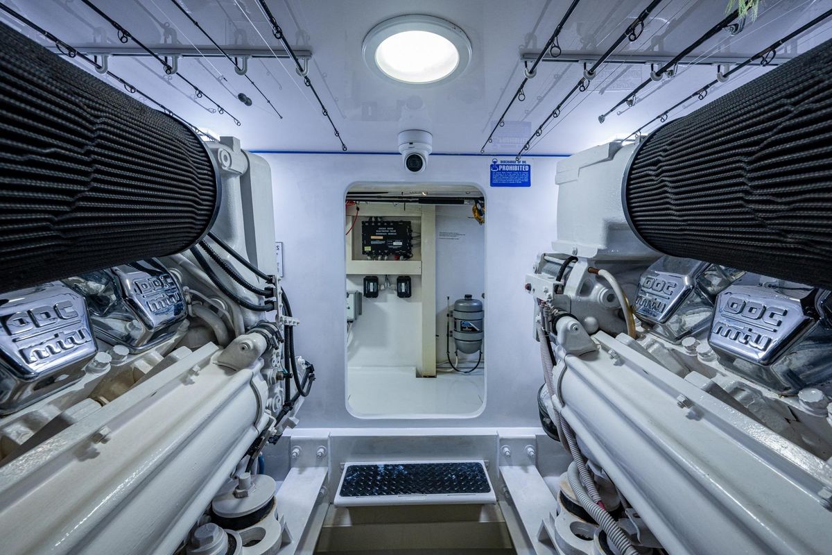 2005 Viking 61 
