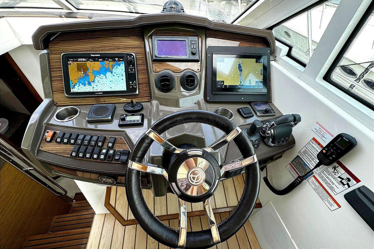 2014 Cruisers Yachts 45 