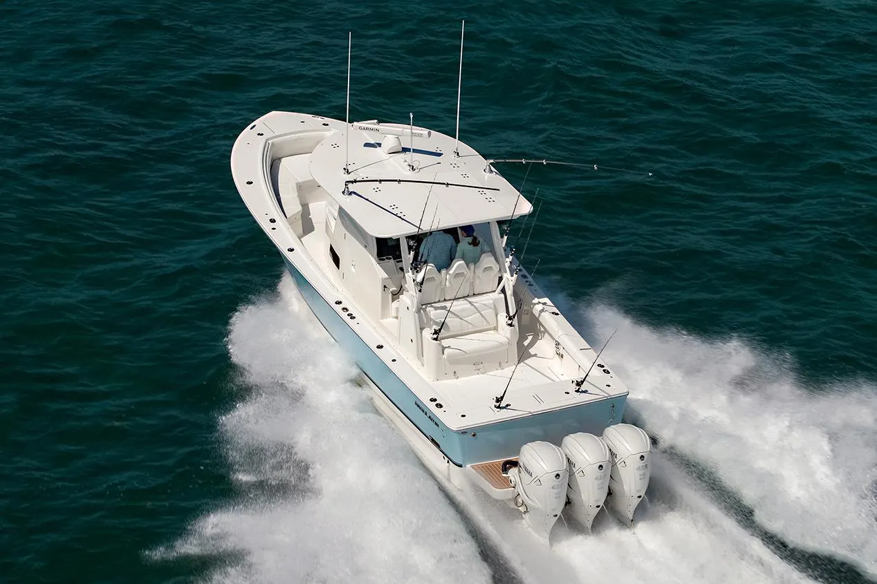 2025 Regulator 37 Photo
