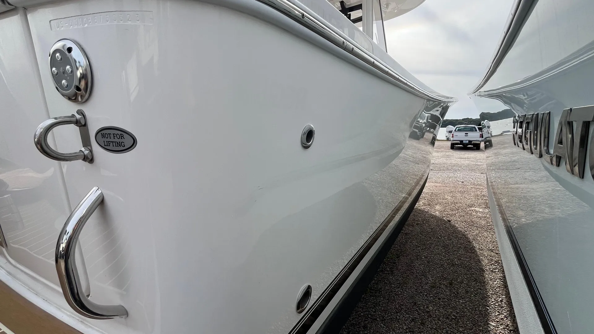 2023 Regulator 28 Photo