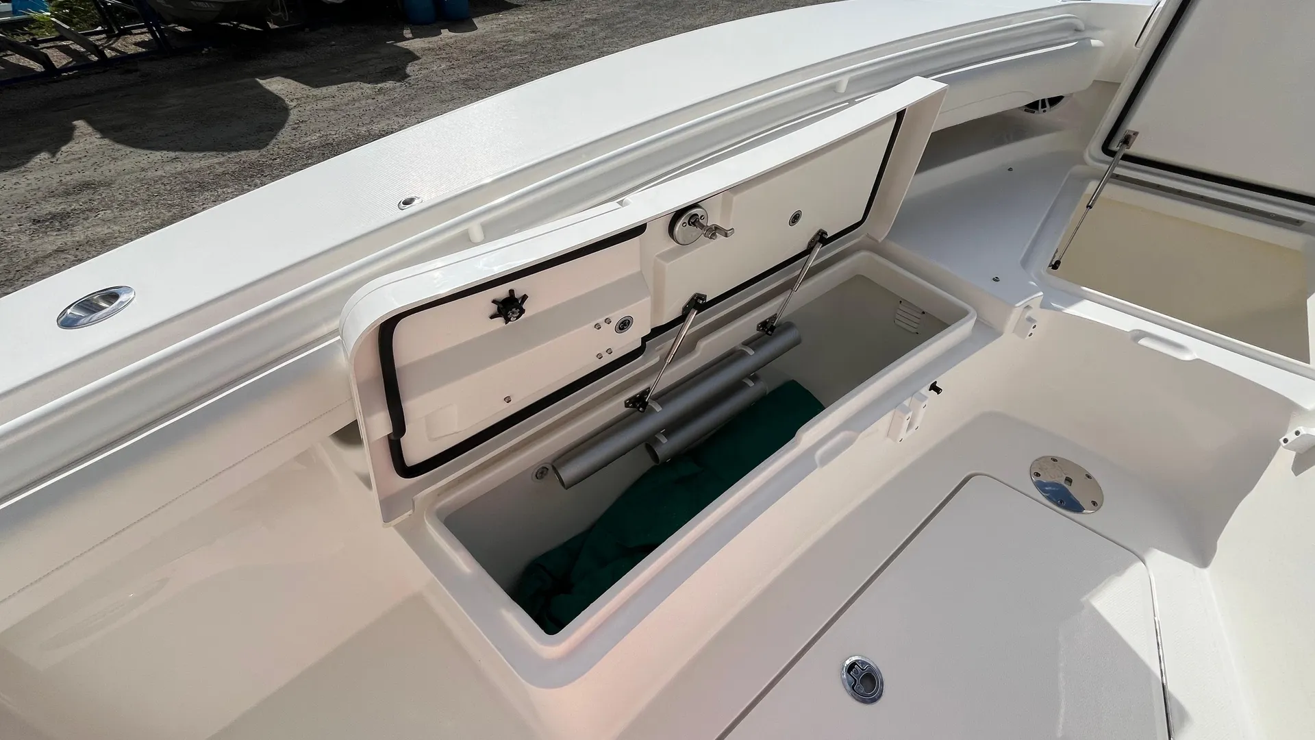 2023 Regulator 28 Photo