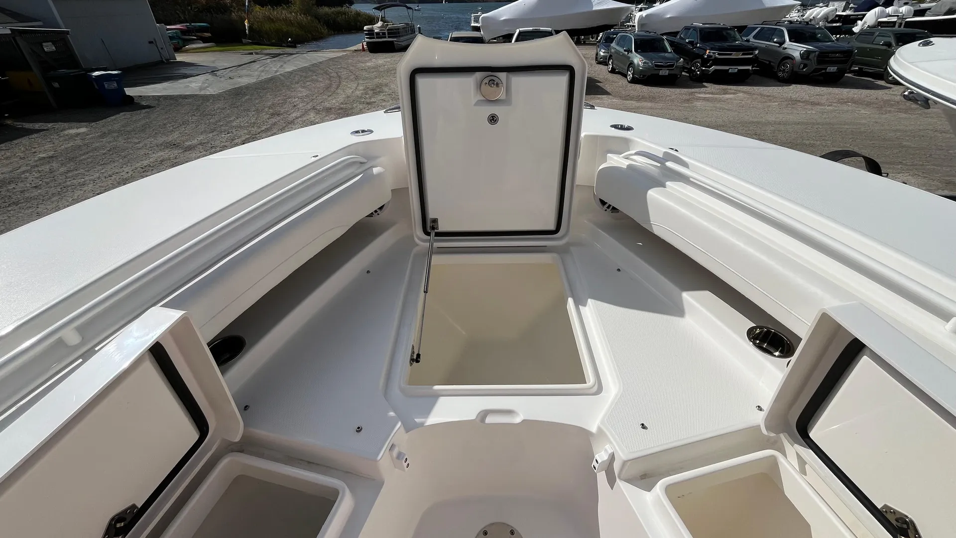 2023 Regulator 28 Photo