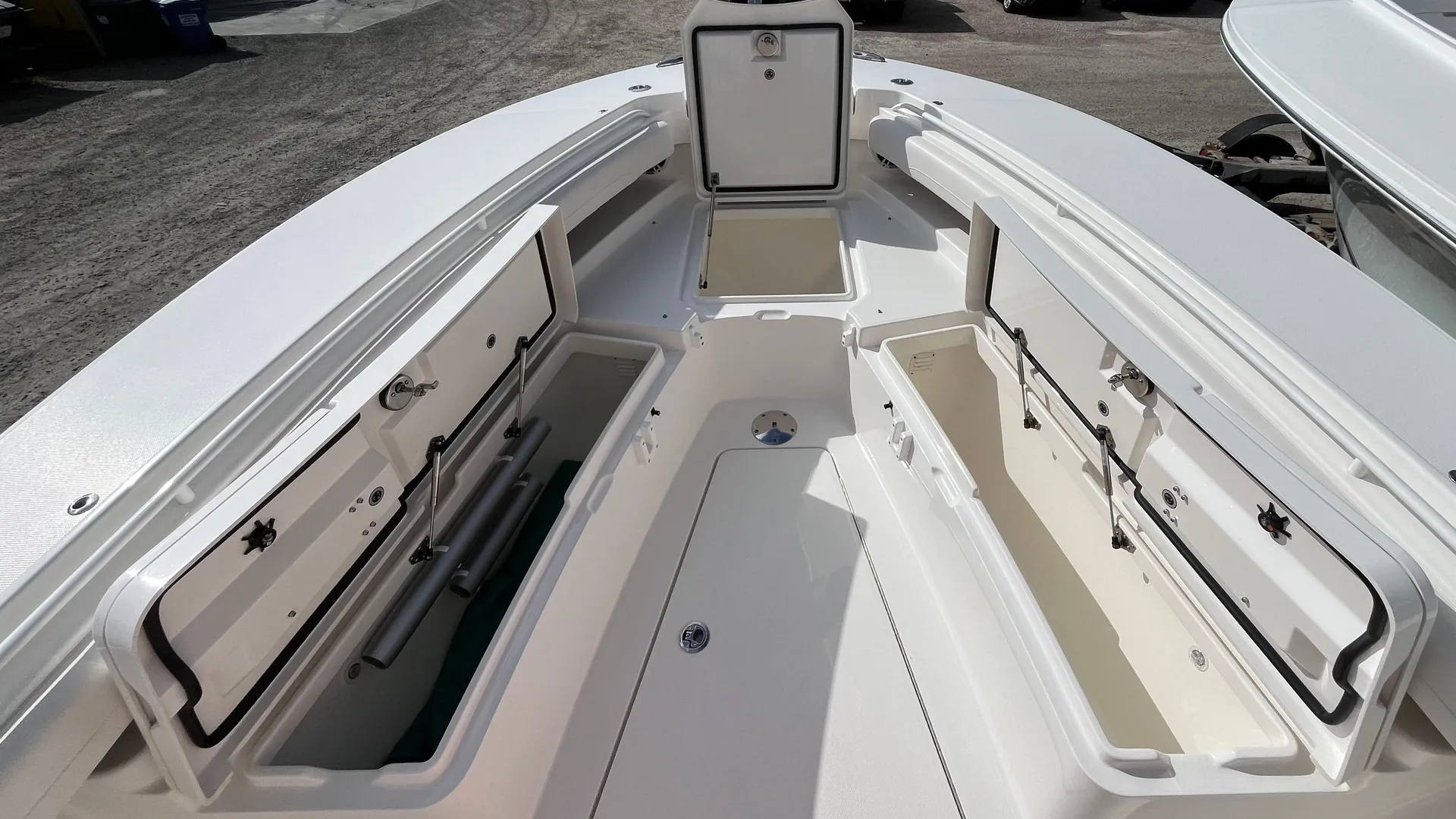 2023 Regulator 28 Photo