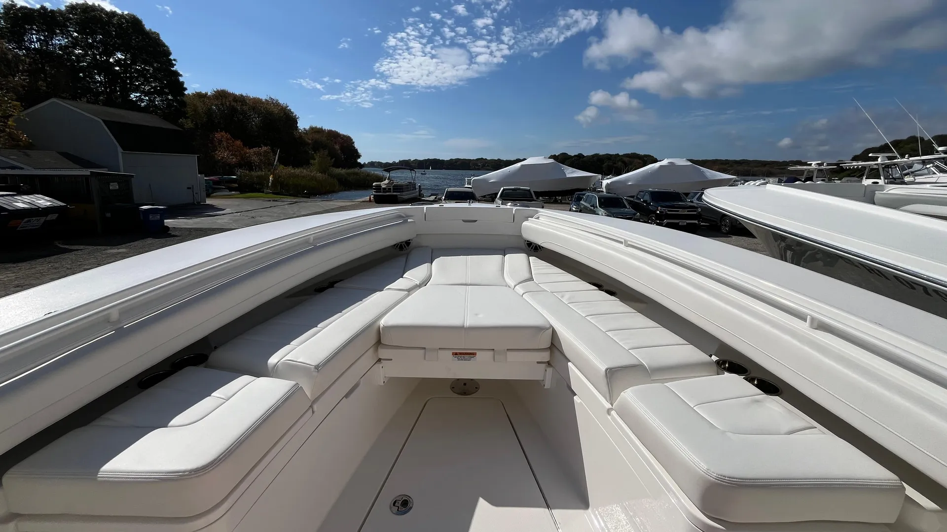 2023 Regulator 28 Photo