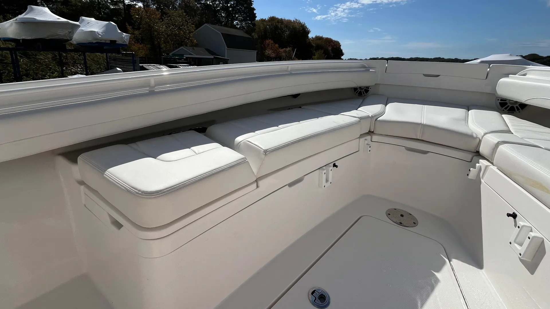 2023 Regulator 28 Photo