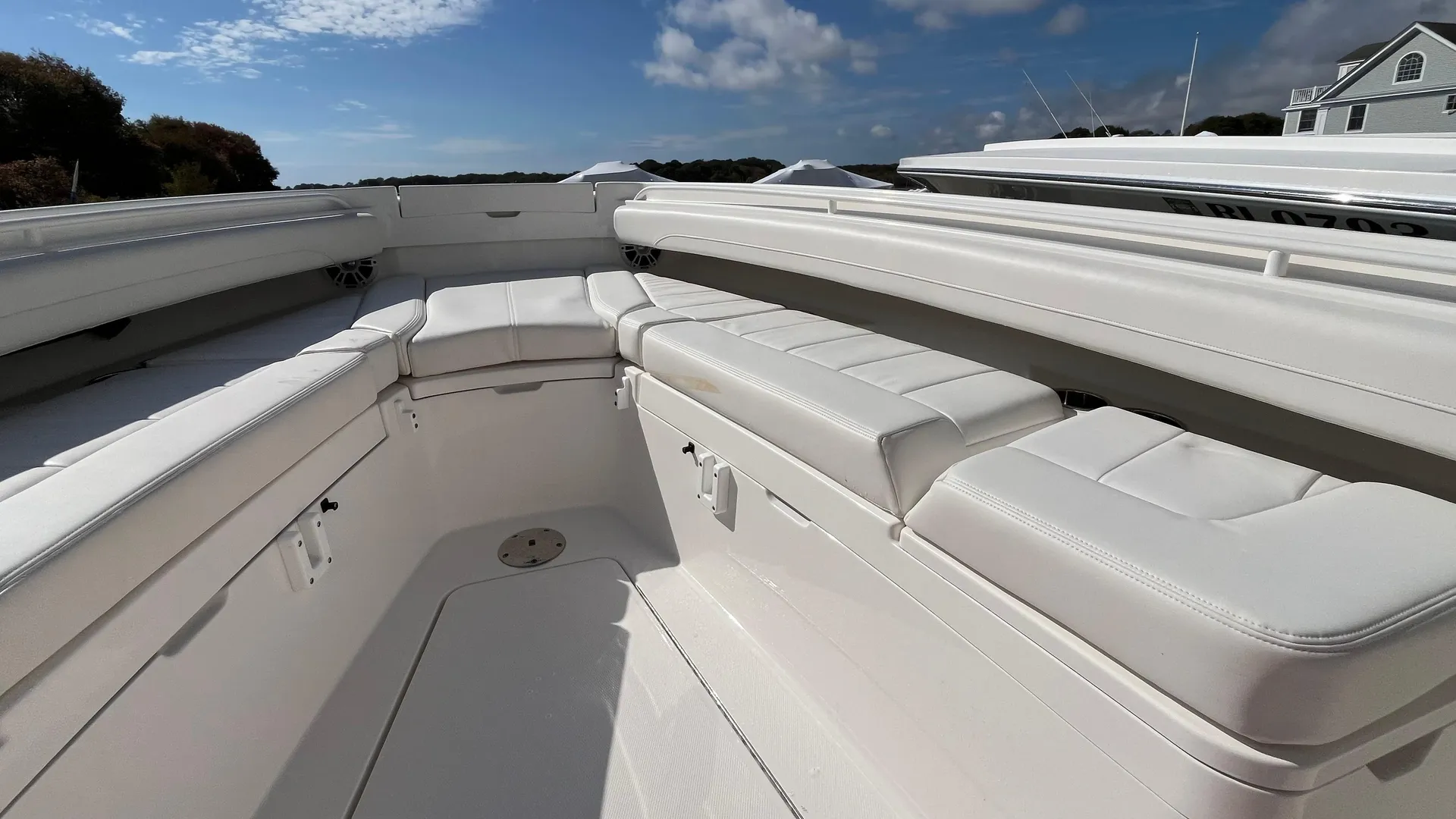 2023 Regulator 28 Photo