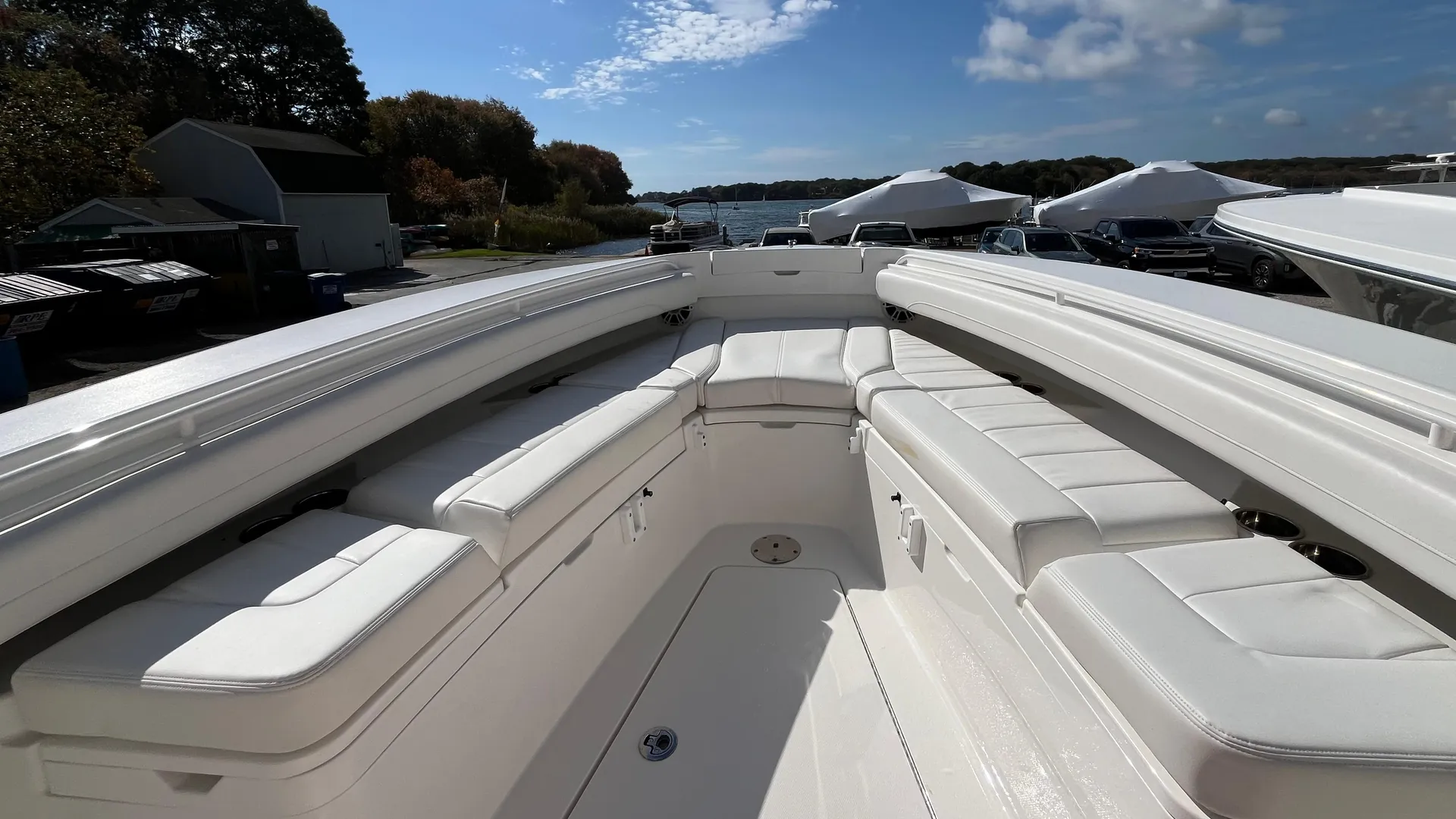 2023 Regulator 28 Photo