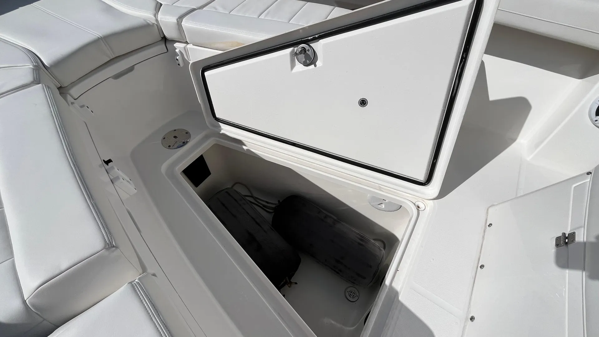 2023 Regulator 28 Photo