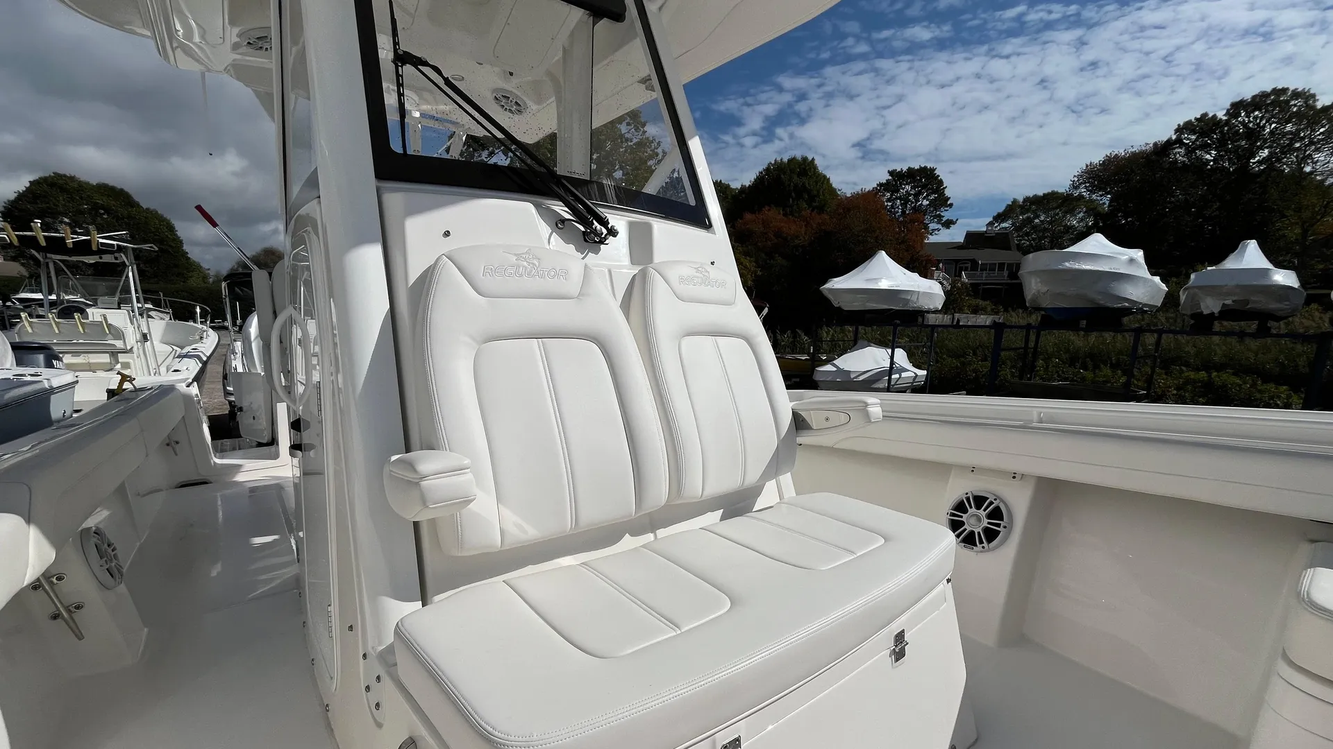 2023 Regulator 28 Photo