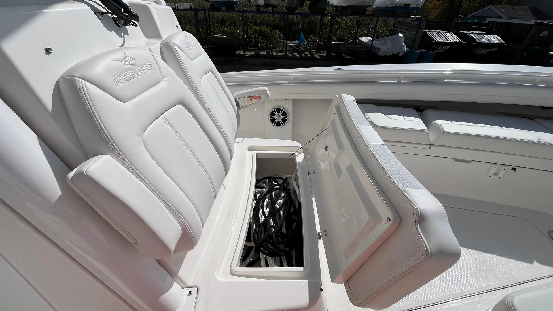 2023 Regulator 28 Photo