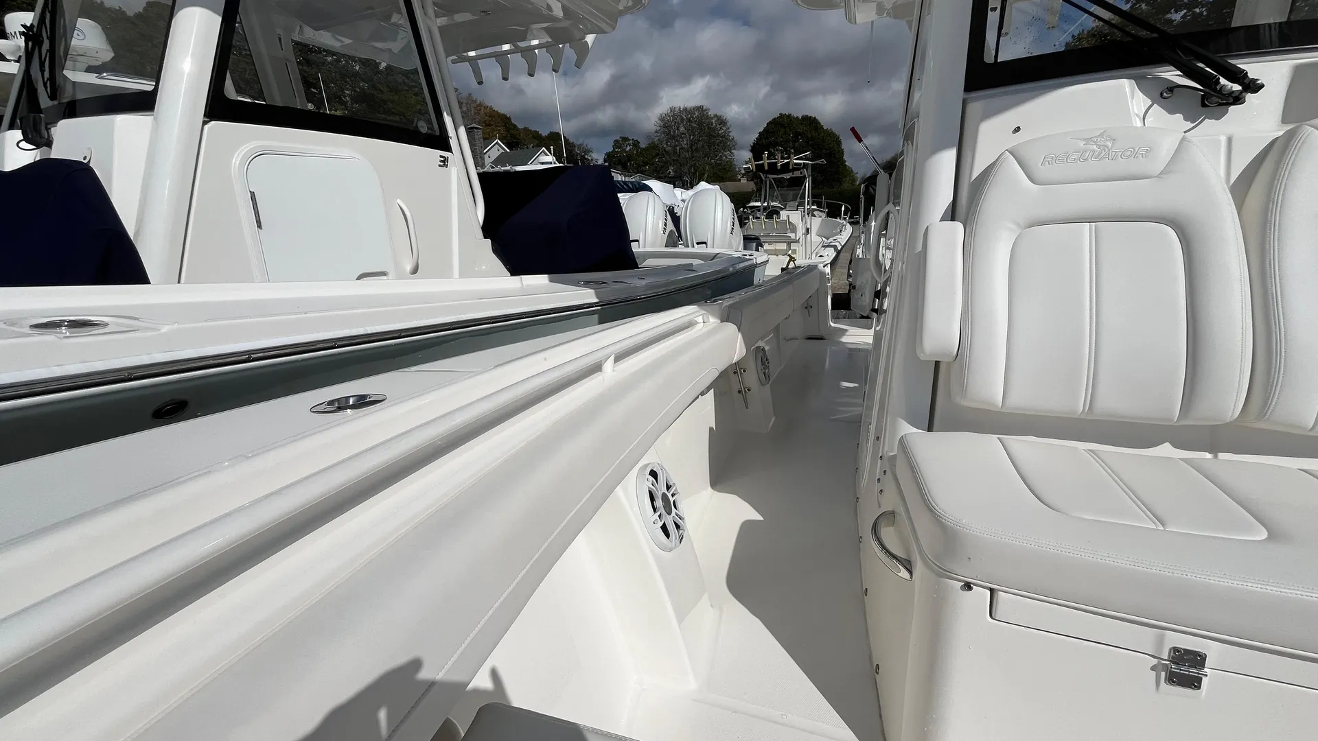 2023 Regulator 28 Photo