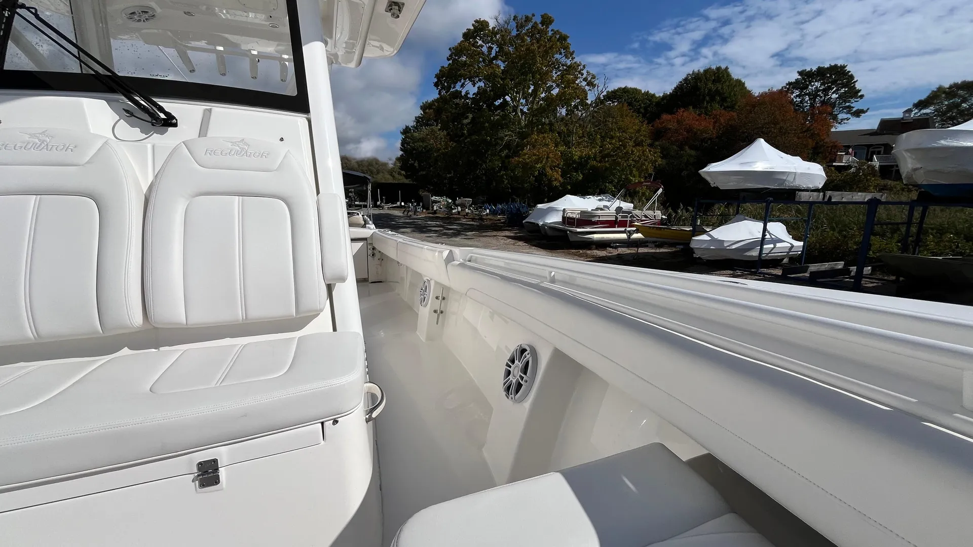 2023 Regulator 28 Photo