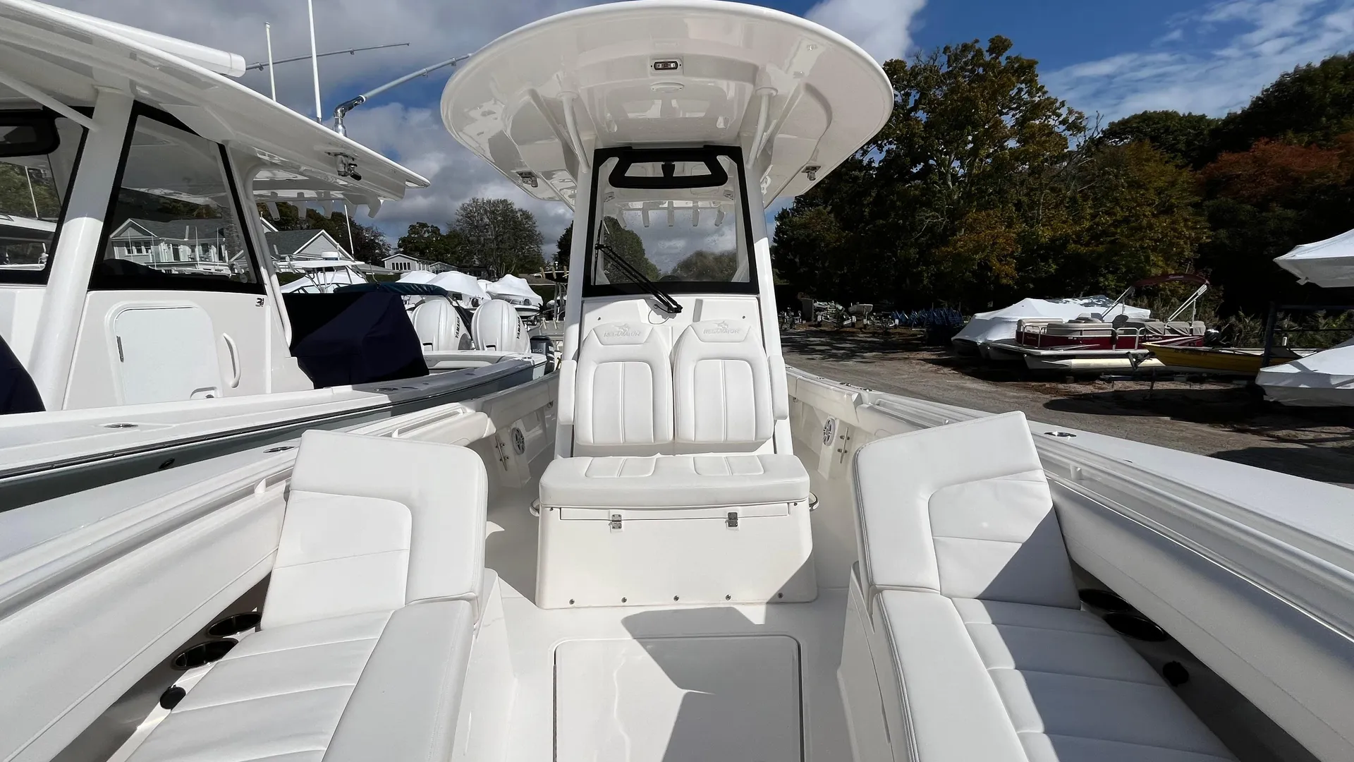 2023 Regulator 28 Photo