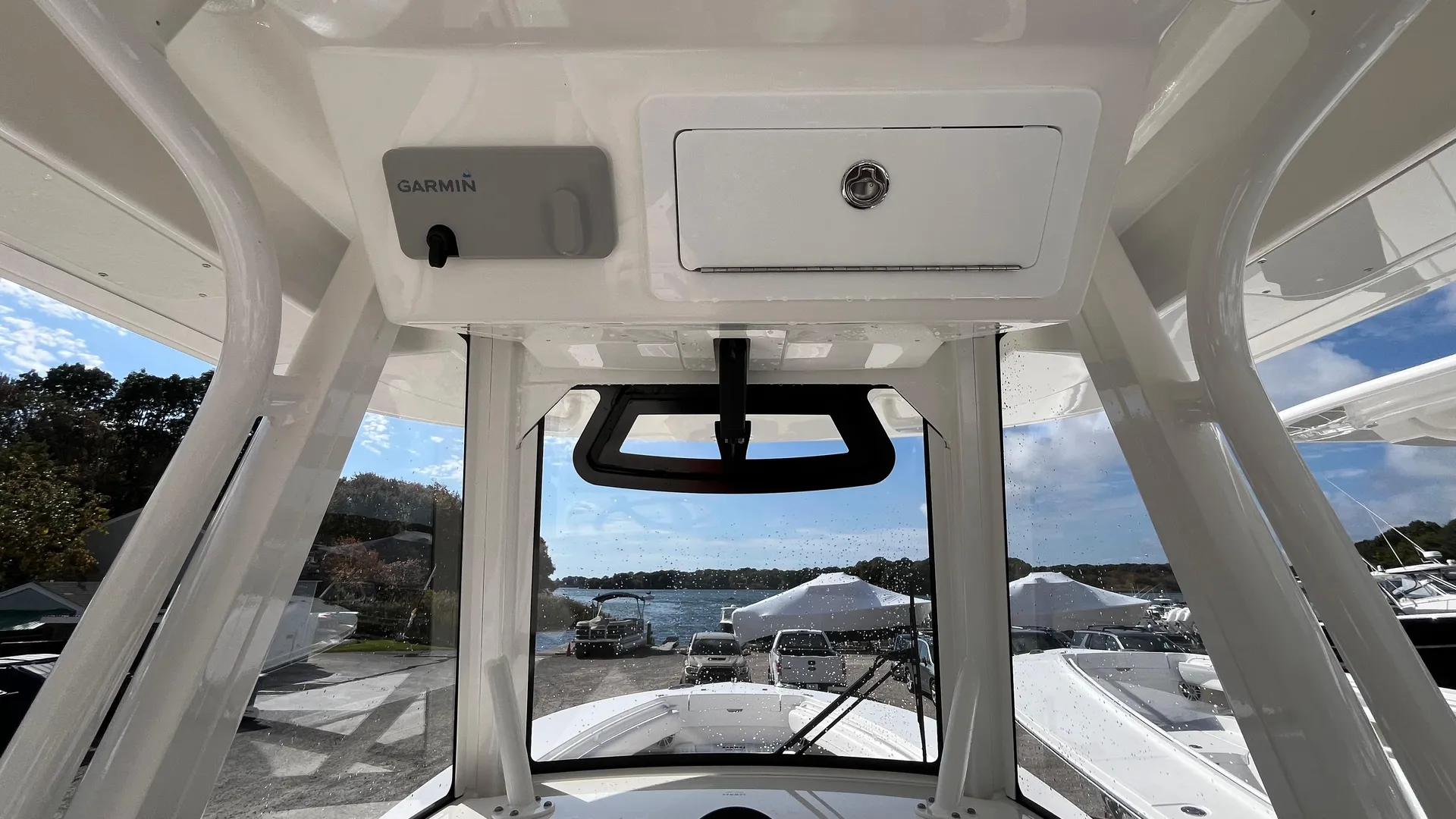 2023 Regulator 28 Photo