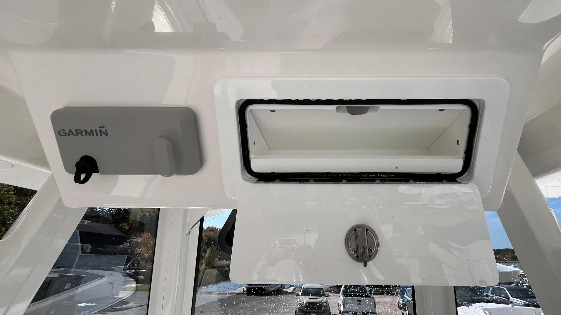 2023 Regulator 28 Photo