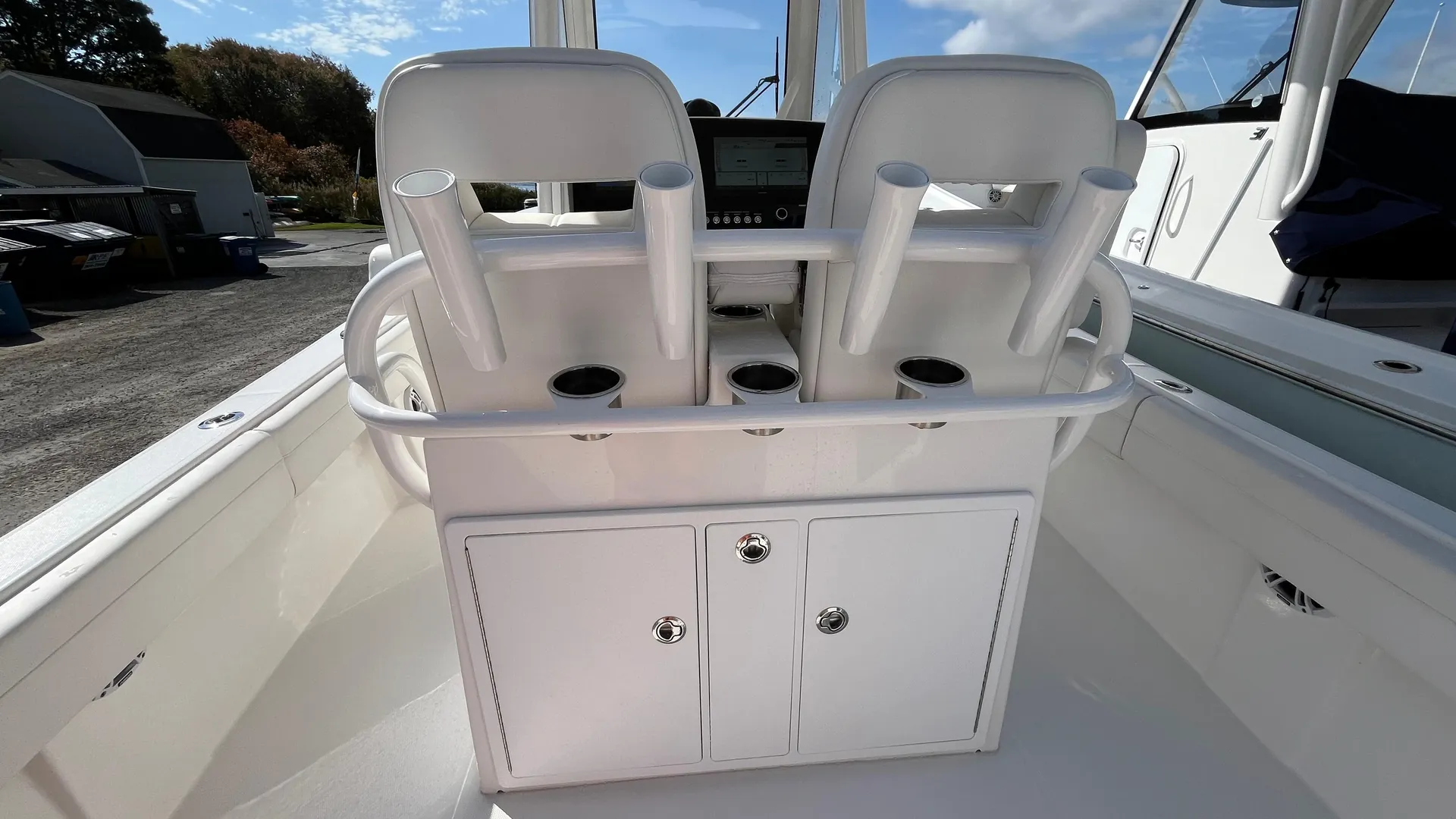 2023 Regulator 28 Photo