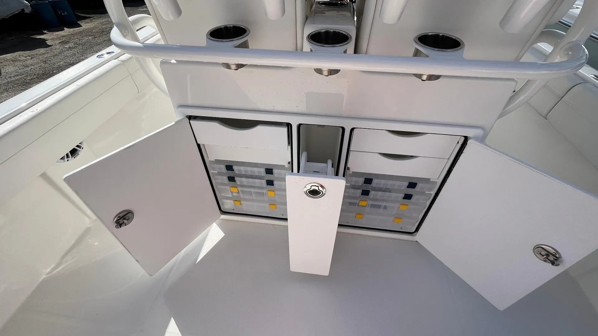 2023 Regulator 28 Photo