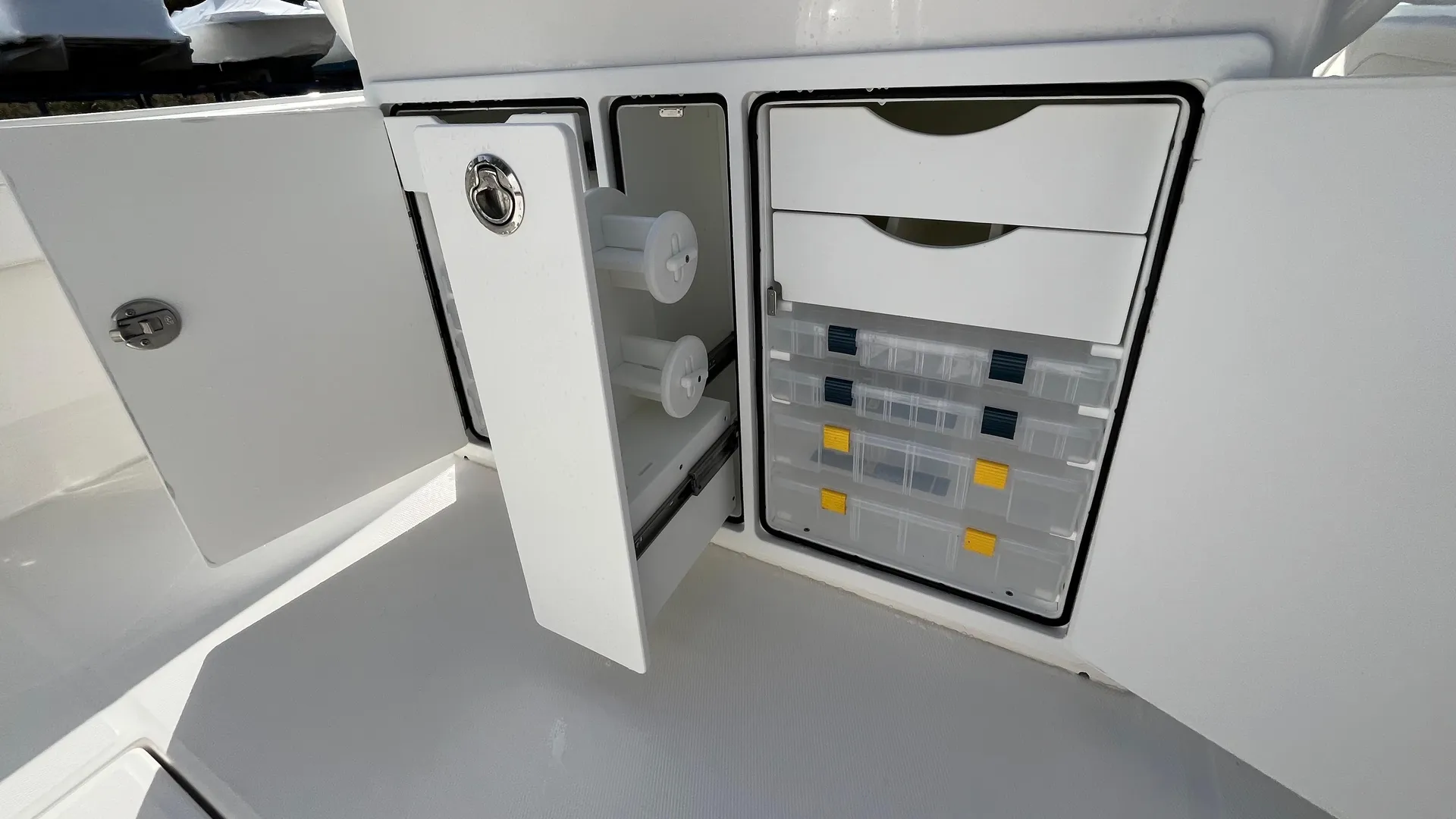 2023 Regulator 28 Photo