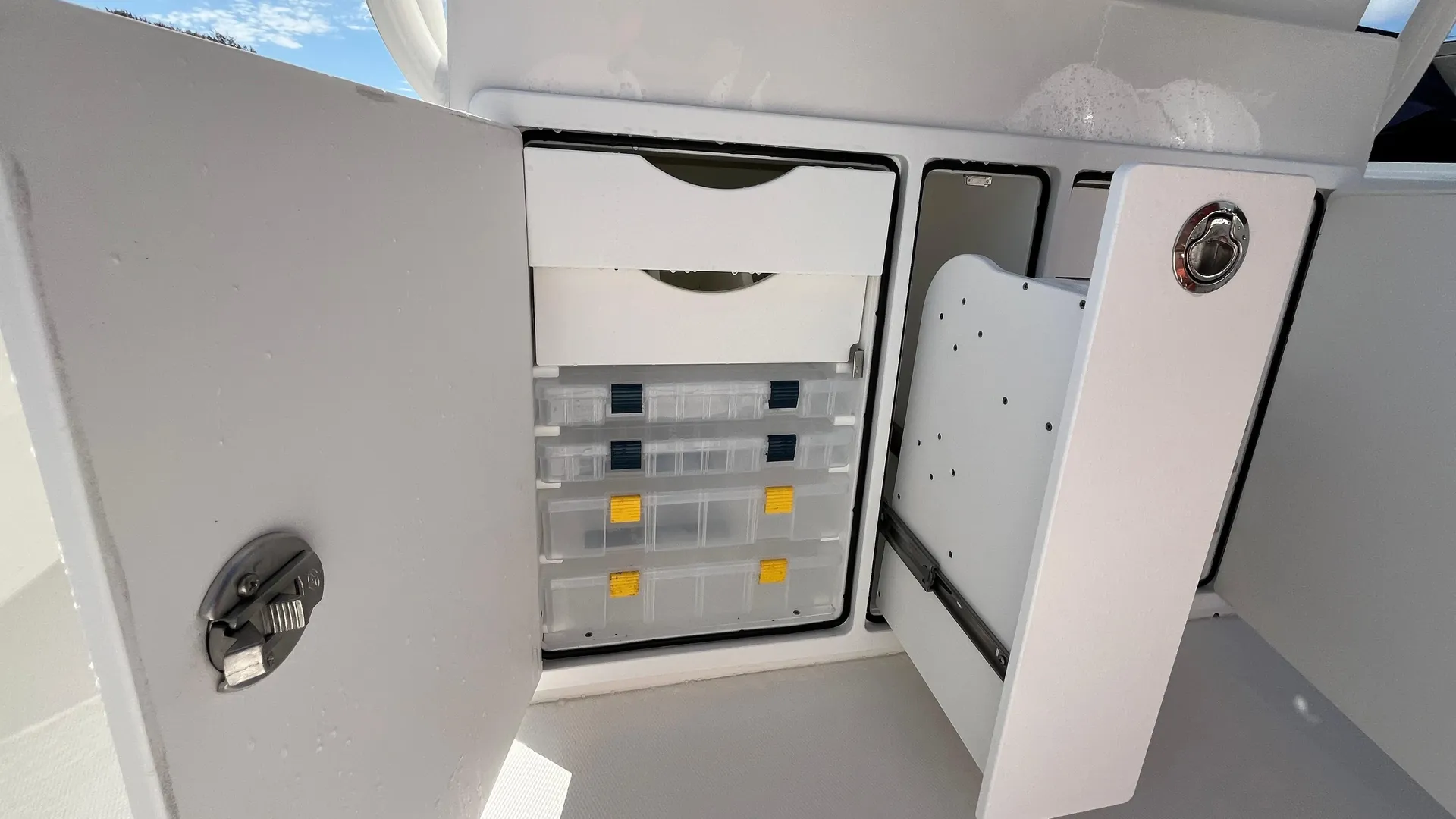 2023 Regulator 28 Photo