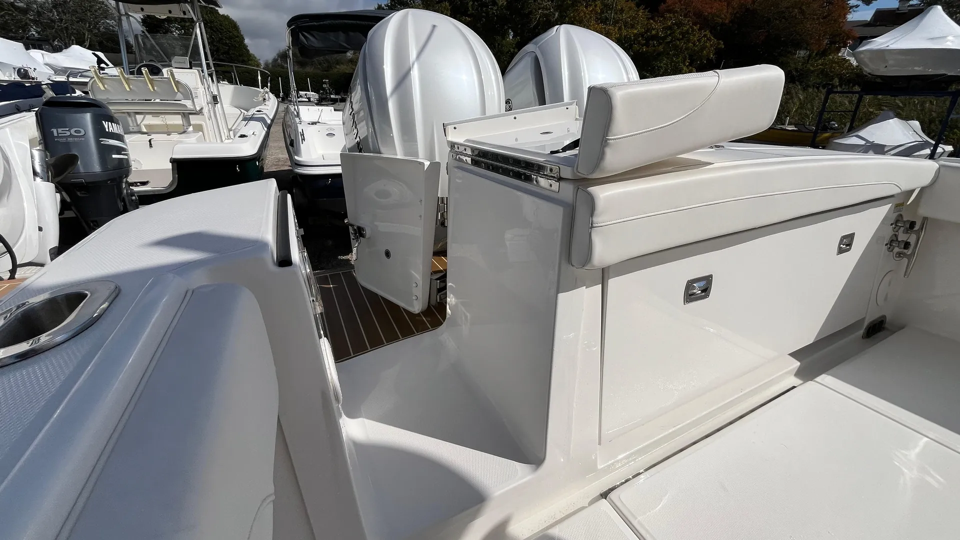 2023 Regulator 28 Photo