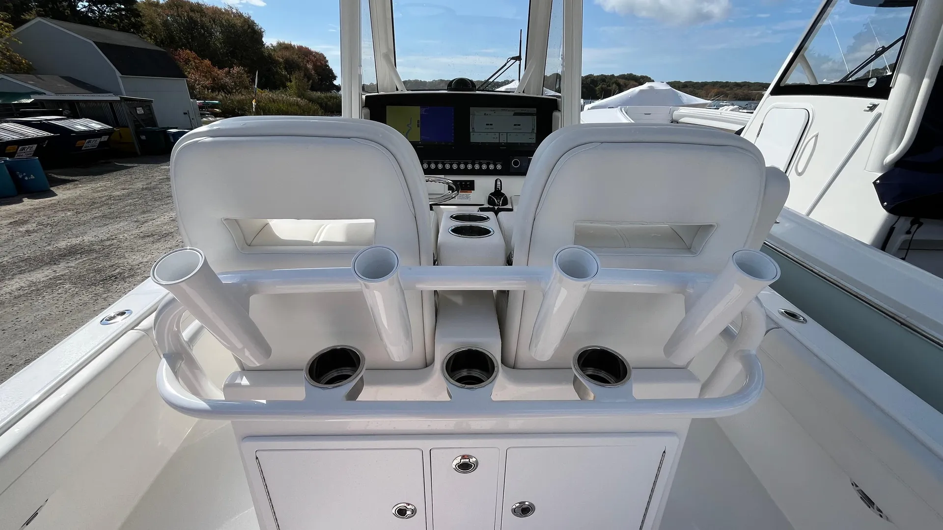 2023 Regulator 28 Photo