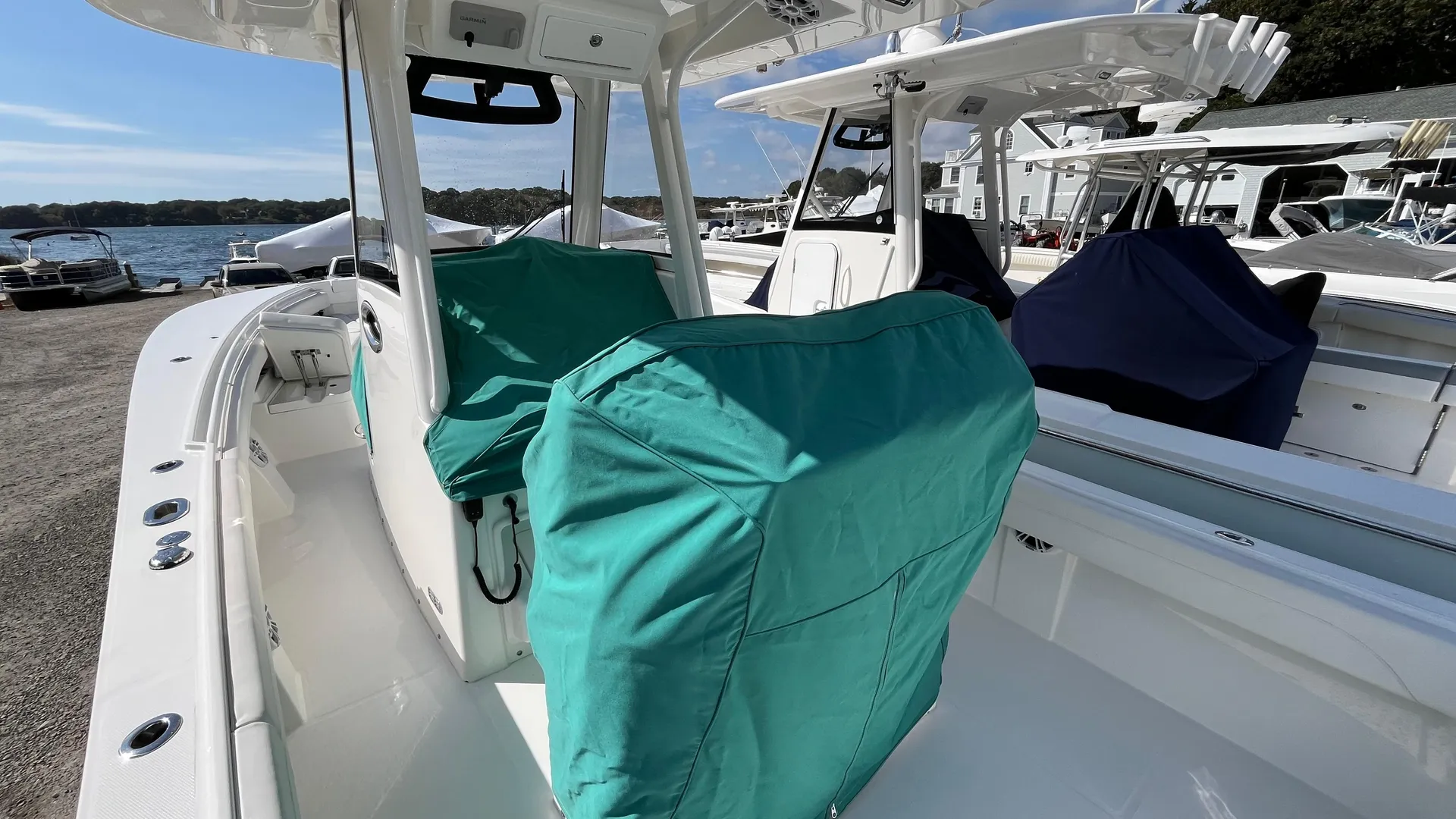 2023 Regulator 28 Photo