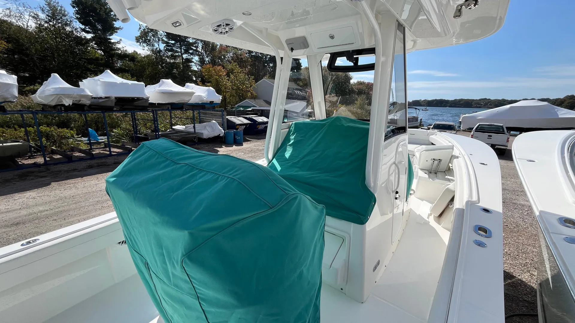 2023 Regulator 28 Photo