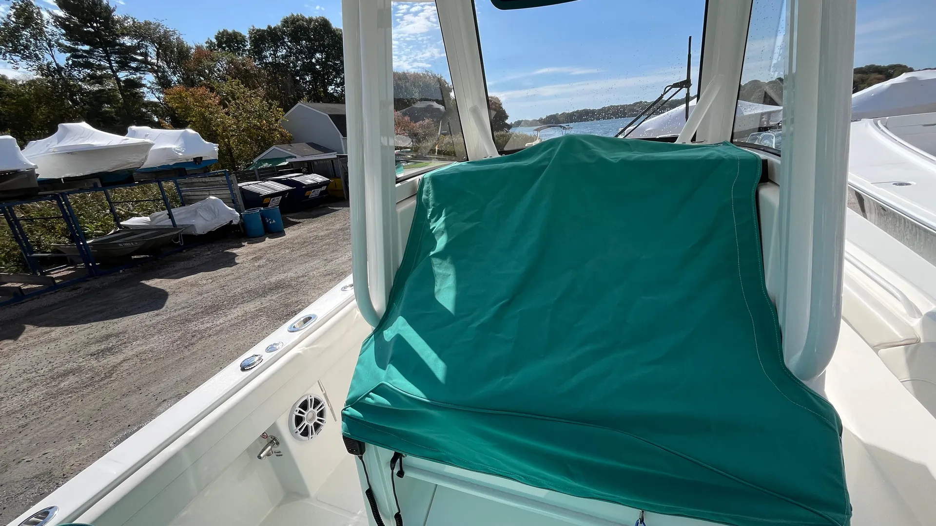 2023 Regulator 28 Photo