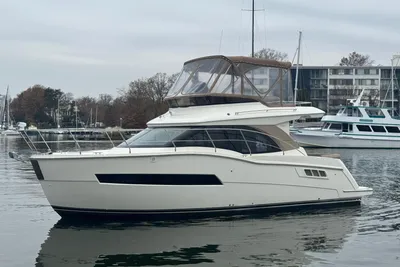 Carver 34 Command Bridge