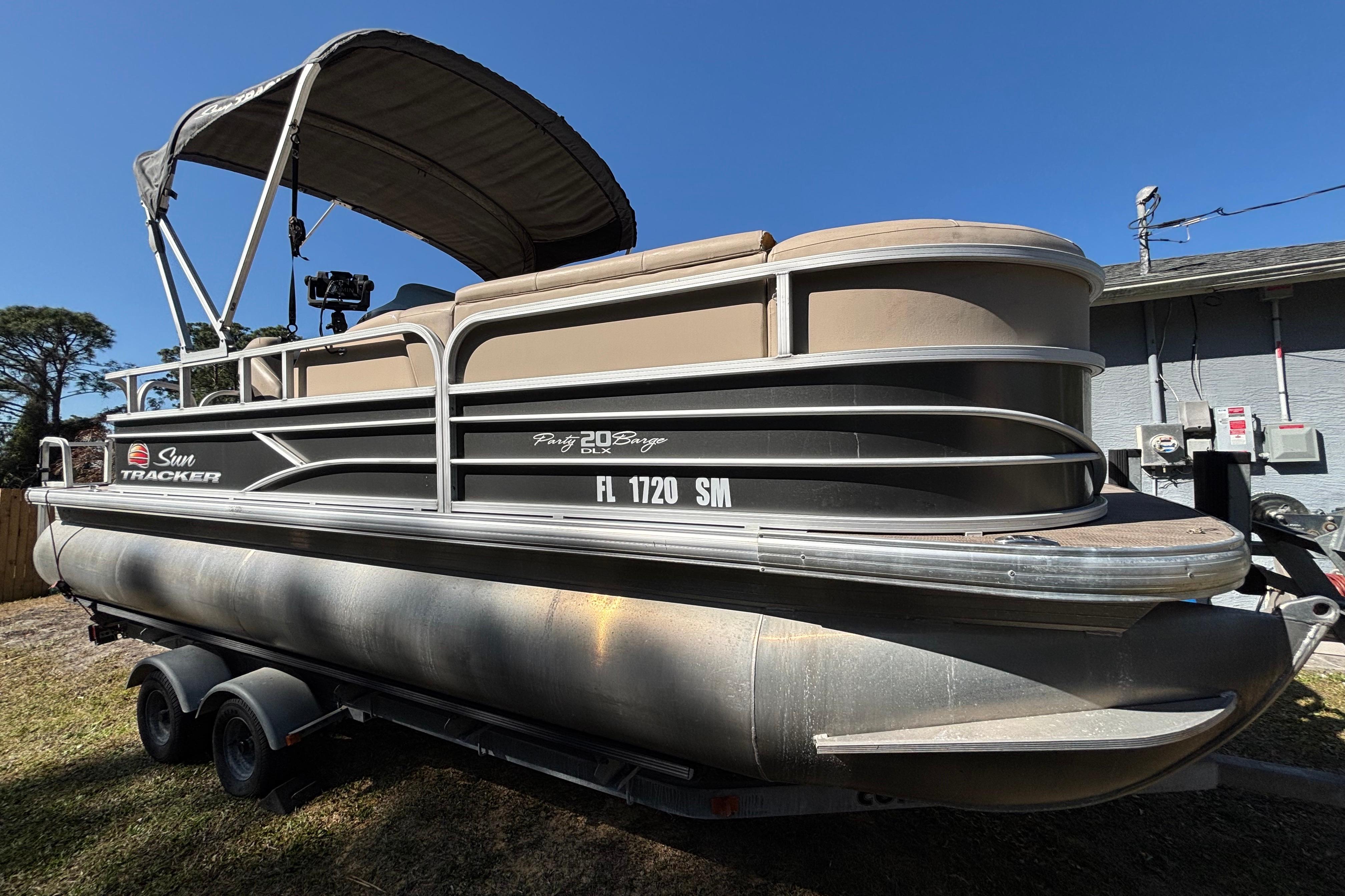 Sun Tracker Party Barge 20 DLX