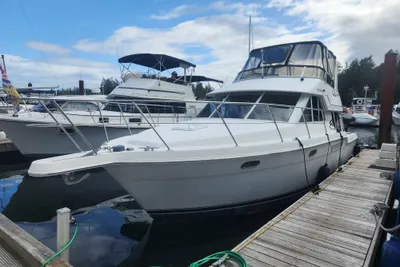 Carver 370 Voyager